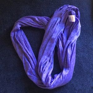 Set of 3 scarves, includes scarf hanger